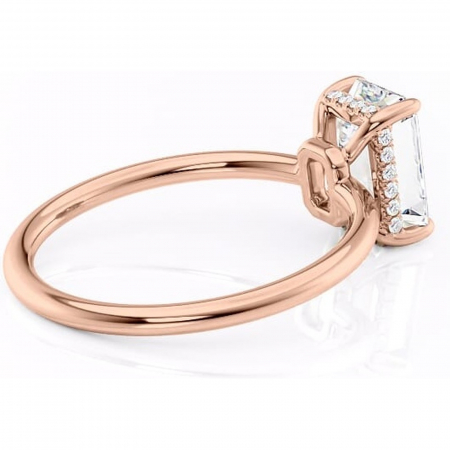 Inel de logodnă Nyla din aur Rose 14kt cu moissanite tăietură smarald – Montură Kamellie joasă rafinată pentru profil jos | Personalizează și configurează gratuit online [2]