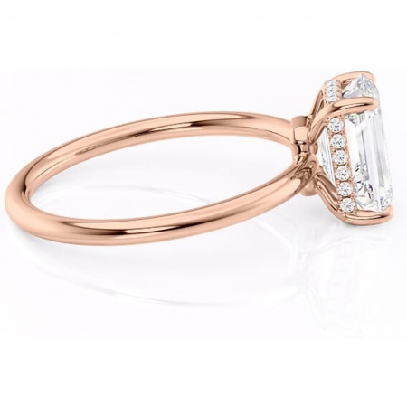 Inel de logodnă Nyla din aur Rose 14kt cu moissanite tăietură smarald – Montură Kamellie joasă rafinată pentru profil jos | Personalizează și configurează gratuit online [1]