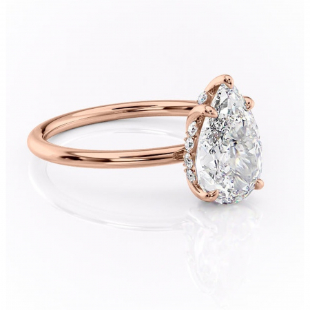 18K - Inel de logodnă Opal din aur Rose 18kt cu moissanite tăietură pară – Solitar rafinată pentru profil jos | Personalizează și configurează gratuit online