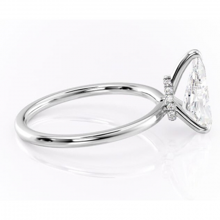 Inel de logodnă Ophelia din aur Alb 14kt cu moissanite tăietură pară – Solitar rafinată pentru profil înalt | Personalizează și configurează gratuit online [1]