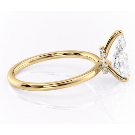 Inel de logodnă Ophelia din aur Galben 14kt cu moissanite tăietură pară – Solitar rafinată pentru profil înalt | Personalizează și configurează gratuit online [1]