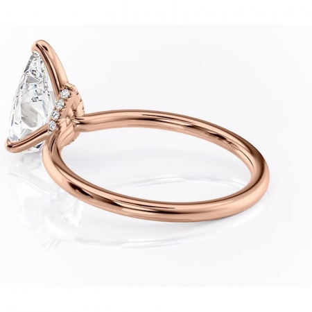 Inel de logodnă Ophelia din aur Rose 18kt cu moissanite tăietură pară – Solitar rafinată pentru profil înalt | Personalizează și configurează gratuit online [4]