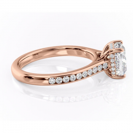 Inel de logodnă Perla din aur Rose 14kt cu moissanite tăietură pernă – Montură cu canal rafinată pentru profil înalt | Personalizează și configurează gratuit online [1]