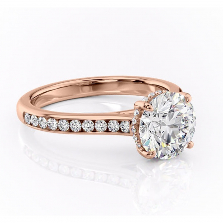 Aur roz - Inel de logodnă Perla din aur Rose 14kt cu moissanite tăietură rotundă – Montură cu canal rafinată pentru profil înalt | Personalizează și configurează gratuit online