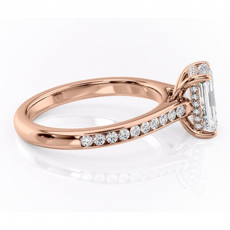 Inel de logodnă Perla din aur Rose 14kt cu moissanite tăietură smarald – Montură cu canal rafinată pentru profil înalt | Personalizează și configurează gratuit online [1]