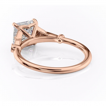 Inel de logodnă Quartzelle din aur Rose 18kt cu moissanite tăietură princess – Pietre laterale rafinată pentru profil înalt | Personalizează și configurează gratuit online [3]