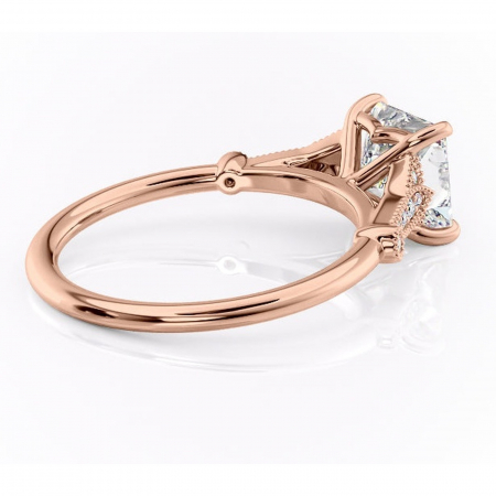 Inel de logodnă Quartzelle din aur Rose 18kt cu moissanite tăietură princess – Pietre laterale rafinată pentru profil înalt | Personalizează și configurează gratuit online [2]
