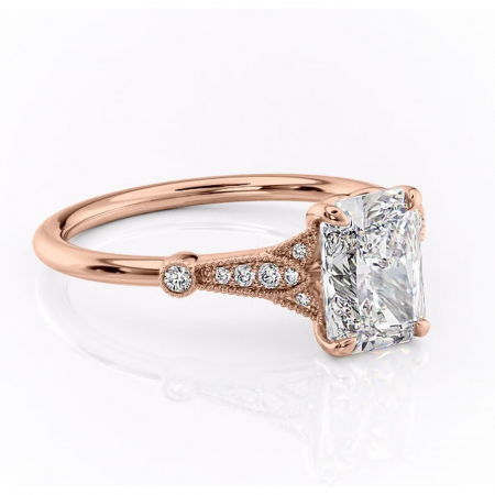 Radiantă - Inel de logodnă Quartzelle din aur Rose 18kt cu moissanite tăietură radiantă – Pietre laterale rafinată pentru profil înalt | Personalizează și configurează gratuit online