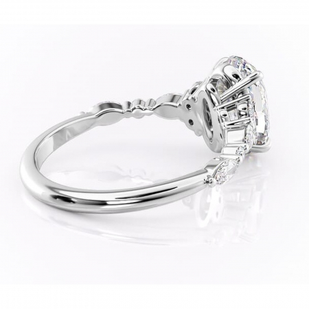 Inel de logodnă Rosamund din aur Alb 14kt cu moissanite tăietură ovală – Pietre laterale rafinată pentru profil mediu | Personalizează și configurează gratuit online [2]