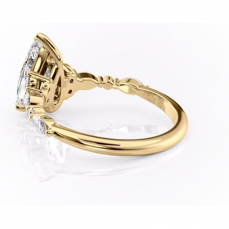 Inel de logodnă Rosamund din aur Galben 14kt cu moissanite tăietură pară – Pietre laterale rafinată pentru profil mediu | Personalizează și configurează gratuit online [4]