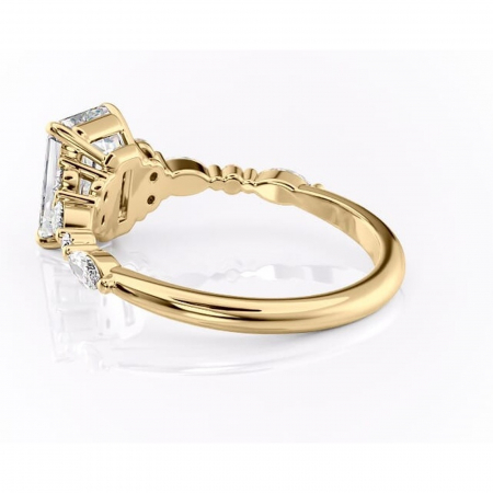 Inel de logodnă Rosamund din aur Galben 18kt cu moissanite tăietură smarald – Pietre laterale rafinată pentru profil mediu | Personalizează și configurează gratuit online [4]