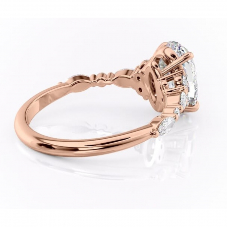 Inel de logodnă Rosamund din aur Rose 14kt cu moissanite tăietură ovală – Pietre laterale rafinată pentru profil mediu | Personalizează și configurează gratuit online [2]