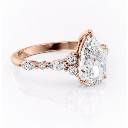18K - Inel de logodnă Rosamund din aur Rose 18kt cu moissanite tăietură pară – Pietre laterale rafinată pentru profil mediu | Personalizează și configurează gratuit online