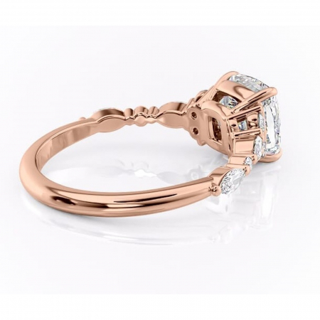 Inel de logodnă Rosamund din aur Rose 18kt cu moissanite tăietură pernă – Pietre laterale rafinată pentru profil mediu | Personalizează și configurează gratuit online [2]