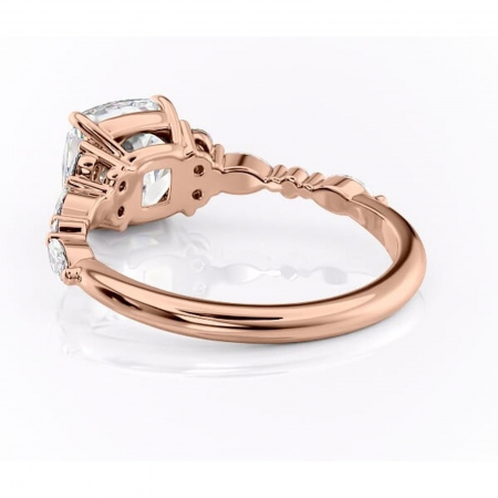 Inel de logodnă Rosamund din aur Rose 18kt cu moissanite tăietură pernă – Pietre laterale rafinată pentru profil mediu | Personalizează și configurează gratuit online [3]