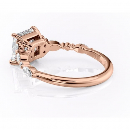 Inel de logodnă Rosamund din aur Rose 14kt cu moissanite tăietură princess – Pietre laterale rafinată pentru profil mediu | Personalizează și configurează gratuit online [4]
