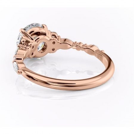 Inel de logodnă Rosamund din aur Rose 14kt cu moissanite tăietură rotundă – Pietre laterale rafinată pentru profil mediu | Personalizează și configurează gratuit online [3]