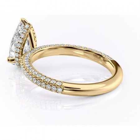 Inel de logodnă Rosewyn din aur Galben 18kt cu moissanite tăietură pară – Montură pavé rafinată pentru profil înalt | Personalizează și configurează gratuit online [4]
