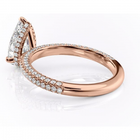 Inel de logodnă Rosewyn din aur Rose 18kt cu moissanite tăietură pară – Montură pavé rafinată pentru profil înalt | Personalizează și configurează gratuit online [4]