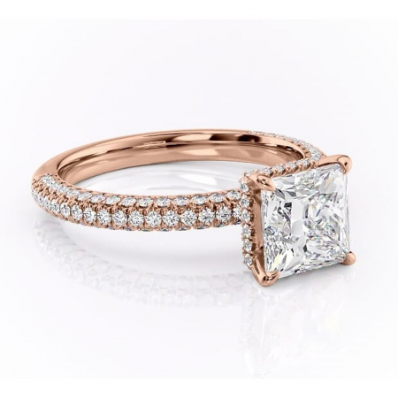 18K - Inel de logodnă Rosewyn din aur Rose 18kt cu moissanite tăietură princess – Montură pavé rafinată pentru profil înalt | Personalizează și configurează gratuit online