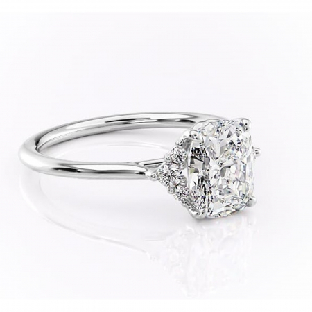 Pernă alungită - Inel de logodnă Rowena din aur Alb 14kt cu moissanite tăietură pernă – Montură cu trei pietre rafinată pentru profil înalt | Personalizează și configurează gratuit online