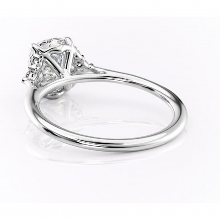 Inel de logodnă Rowena din aur Alb 14kt cu moissanite tăietură pernă – Montură cu trei pietre rafinată pentru profil înalt | Personalizează și configurează gratuit online [3]