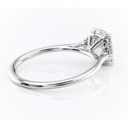 Inel de logodnă Rowena din aur Alb 14kt cu moissanite tăietură pernă – Montură cu trei pietre rafinată pentru profil înalt | Personalizează și configurează gratuit online [2]