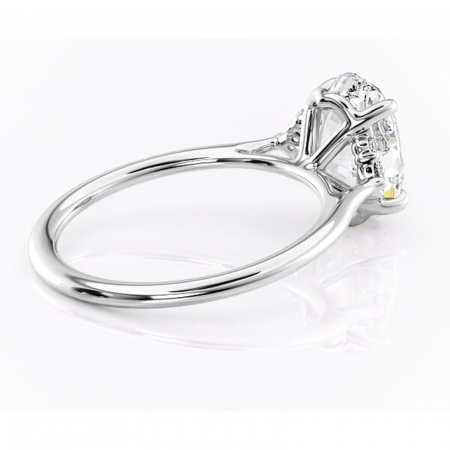 Inel de logodnă Rowena din aur Alb 14kt cu moissanite tăietură ovală – Montură cu trei pietre rafinată pentru profil înalt | Personalizează și configurează gratuit online [2]