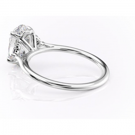 Inel de logodnă Rowena din aur Alb 14kt cu moissanite tăietură ovală – Montură cu trei pietre rafinată pentru profil înalt | Personalizează și configurează gratuit online [4]