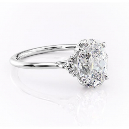 Ovală - Inel de logodnă Rowena din aur Alb 14kt cu moissanite tăietură ovală – Montură cu trei pietre rafinată pentru profil înalt | Personalizează și configurează gratuit online