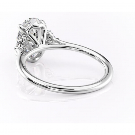 Inel de logodnă Rowena din aur Alb 14kt cu moissanite tăietură ovală – Montură cu trei pietre rafinată pentru profil înalt | Personalizează și configurează gratuit online [3]