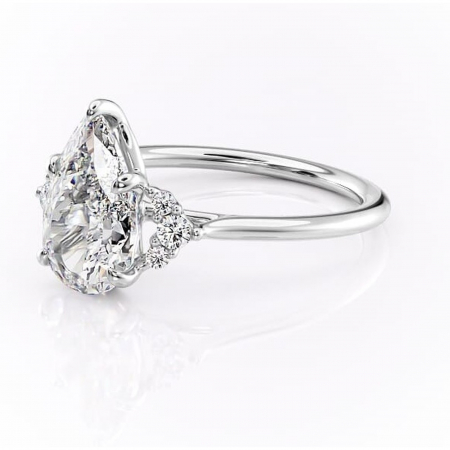 Inel de logodnă Rowena din aur Alb 14kt cu moissanite tăietură pară – Montură cu trei pietre rafinată pentru profil înalt | Personalizează și configurează gratuit online [6]