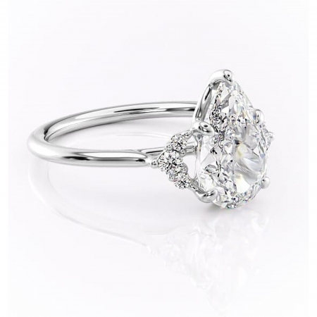 Pară - Inel de logodnă Rowena din aur Alb 14kt cu moissanite tăietură pară – Montură cu trei pietre rafinată pentru profil înalt | Personalizează și configurează gratuit online