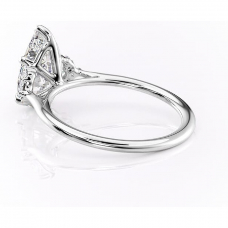 Inel de logodnă Rowena din aur Alb 14kt cu moissanite tăietură pară – Montură cu trei pietre rafinată pentru profil înalt | Personalizează și configurează gratuit online [4]