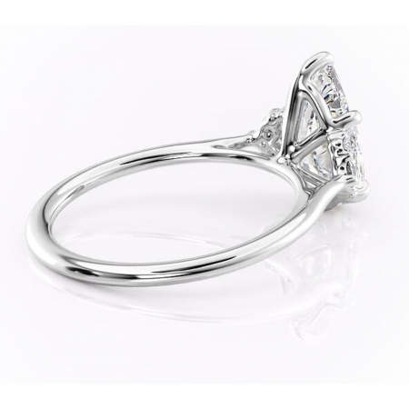 Inel de logodnă Rowena din aur Alb 14kt cu moissanite tăietură pară – Montură cu trei pietre rafinată pentru profil înalt | Personalizează și configurează gratuit online [2]