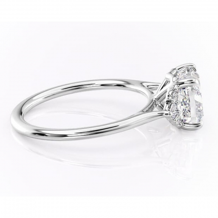 Inel de logodnă Rowena din aur Alb 14kt cu moissanite tăietură pernă – Montură cu trei pietre rafinată pentru profil înalt | Personalizează și configurează gratuit online [1]