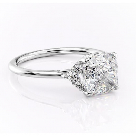 Pernă - Inel de logodnă Rowena din aur Alb 14kt cu moissanite tăietură pernă – Montură cu trei pietre rafinată pentru profil înalt | Personalizează și configurează gratuit online