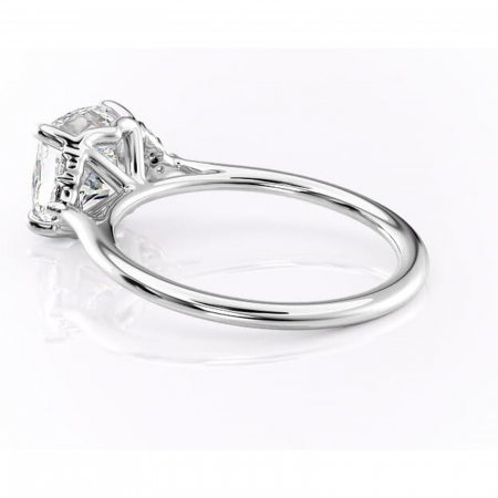 Inel de logodnă Rowena din aur Alb 14kt cu moissanite tăietură pernă – Montură cu trei pietre rafinată pentru profil înalt | Personalizează și configurează gratuit online [4]