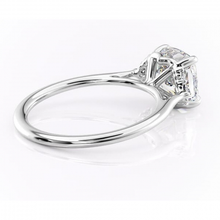 Inel de logodnă Rowena din aur Alb 14kt cu moissanite tăietură pernă – Montură cu trei pietre rafinată pentru profil înalt | Personalizează și configurează gratuit online [2]