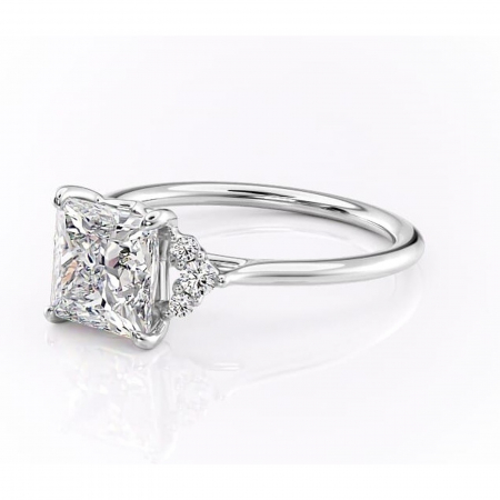 Inel de logodnă Rowena din aur Alb 14kt cu moissanite tăietură princess – Montură cu trei pietre rafinată pentru profil înalt | Personalizează și configurează gratuit online [6]