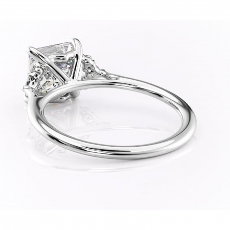 Inel de logodnă Rowena din aur Alb 14kt cu moissanite tăietură princess – Montură cu trei pietre rafinată pentru profil înalt | Personalizează și configurează gratuit online [3]