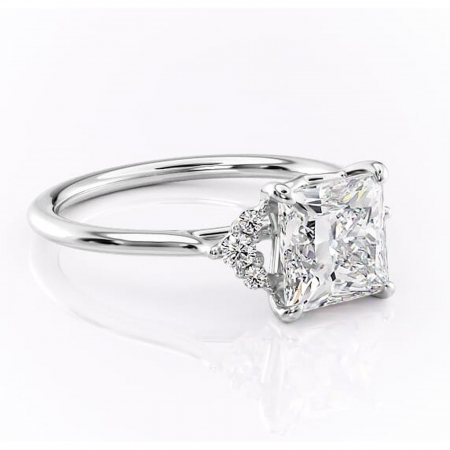 Princess - Inel de logodnă Rowena din aur Alb 14kt cu moissanite tăietură princess – Montură cu trei pietre rafinată pentru profil înalt | Personalizează și configurează gratuit online