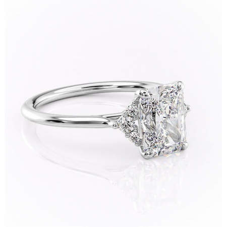 Radiantă - Inel de logodnă Rowena din aur Alb 14kt cu moissanite tăietură radiantă – Montură cu trei pietre rafinată pentru profil înalt | Personalizează și configurează gratuit online
