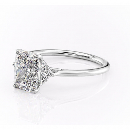 Inel de logodnă Rowena din aur Alb 14kt cu moissanite tăietură radiantă – Montură cu trei pietre rafinată pentru profil înalt | Personalizează și configurează gratuit online [6]