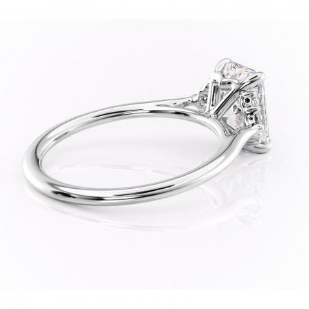 Inel de logodnă Rowena din aur Alb 14kt cu moissanite tăietură radiantă – Montură cu trei pietre rafinată pentru profil înalt | Personalizează și configurează gratuit online [2]