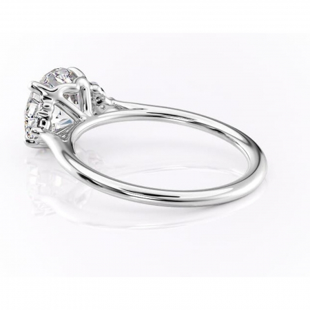 Inel de logodnă Rowena din aur Alb 14kt cu moissanite tăietură rotundă – Montură cu trei pietre rafinată pentru profil înalt | Personalizează și configurează gratuit online [4]