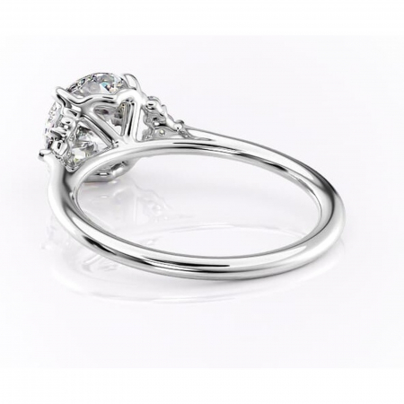 Inel de logodnă Rowena din aur Alb 14kt cu moissanite tăietură rotundă – Montură cu trei pietre rafinată pentru profil înalt | Personalizează și configurează gratuit online [3]