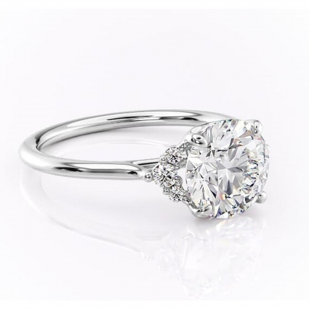 Accent - Inel de logodnă Rowena din aur Alb 14kt cu moissanite tăietură rotundă – Montură cu trei pietre rafinată pentru profil înalt | Personalizează și configurează gratuit online