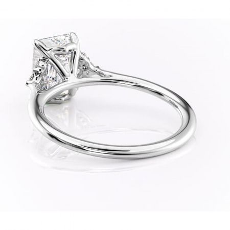 Inel de logodnă Rowena din aur Alb 14kt cu moissanite tăietură smarald – Montură cu trei pietre rafinată pentru profil înalt | Personalizează și configurează gratuit online [3]