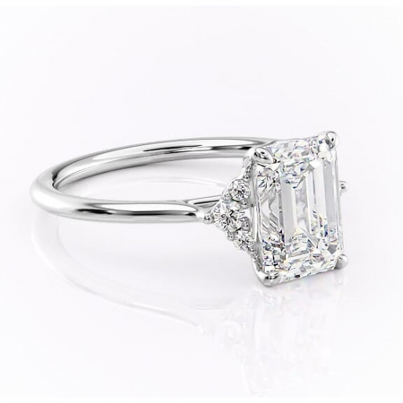 Smarald - Inel de logodnă Rowena din aur Alb 14kt cu moissanite tăietură smarald – Montură cu trei pietre rafinată pentru profil înalt | Personalizează și configurează gratuit online